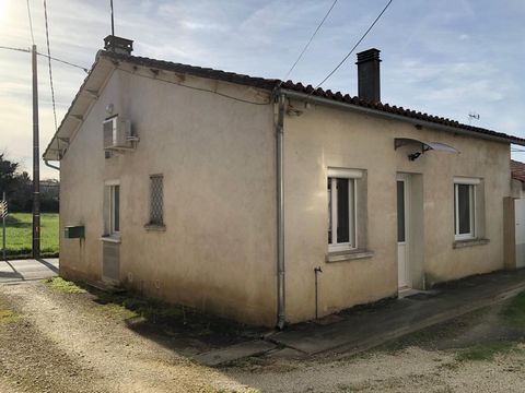 Dans la charmante ville de Saint-Claud (16450), cette maison de village bénéficie d'un emplacement idéal proche des commodités telles que les transports en commun via le bus et les écoles. Vous profiterez d'un environnement urbain dynamique. Cette pr...