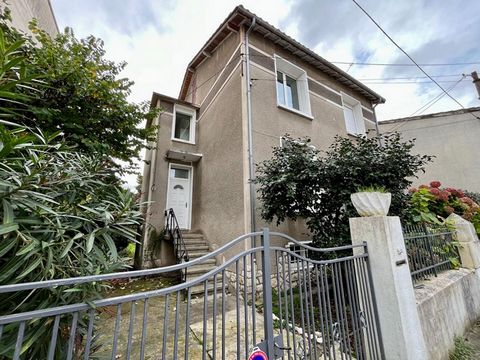 Maison mitoyenne 3 pièces de 64 m² avec Sous-sol de 32 m², à deux pas du centre-ville d'Agen Venez découvrir cette maison à fort potentiel, idéalement située à quelques minutes à pied du centre-ville d'Agen. Avec une surface habitable de 64 m² et 32 ...