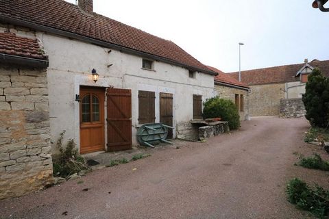 Maison d'habitation ancienne comprenant entrée sur pièce coin de vie/cuisine, 2 chambres, salle de douche/WC. Grenier aménageable à l'étage. Grange à l'extérieur, 2 caves voutées sous la maison, cour attenante à l'arrière, jardin en face d'environ 19...