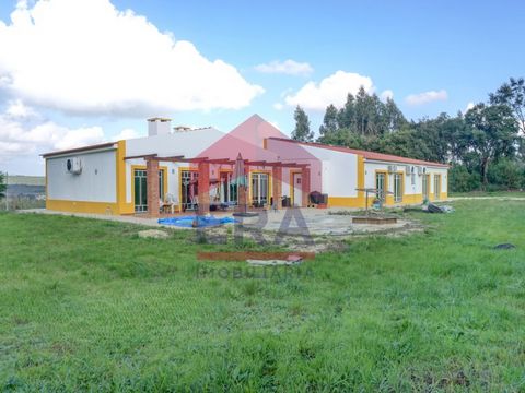 Moradia térrea T4 localizada em A-dos-Negros, Óbidos. Composta por 4 quartos, sendo dois deles em suite, sala ampla com lareira, 4 casas de banho e cozinha equipada com placa, forno, exaustor, combinado, microondas e máquina de lavar louça. Equipada ...