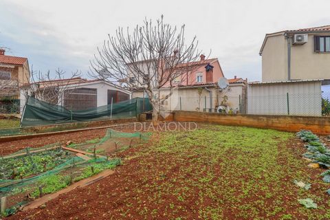 Location: Istarska županija, Fažana, Valbandon. Istria, vicino a Fasana In vendita è un appartamento su due piani situato in un quartiere tranquillo, a pochi minuti di auto da Fasana e Pola. Il primo negozio si trova a 20 metri dall'appartamento, men...