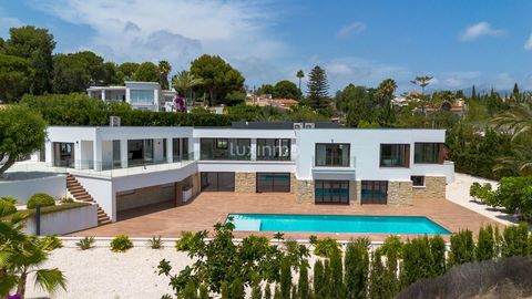 Presentamos un lujoso chalet moderno de nueva construcción situado en la urbanización El Planet de Altea y L'Alfàs del Pi. Esta exquisita propiedad ofrece incomparables vistas al mar, a la montaña y a la ciudad y cuenta con una espaciosa superficie ú...