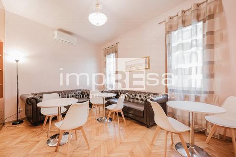 À Vendre Appartement à Venise Sestiere di San Marco Appartement composé de 4 chambres, 4 salles de bains, cuisine, salon, Terrain adjacent au Campo San Luca Sestiere di San Marco, au premier et au deuxième étage d'un bâtiment de style gothique des an...