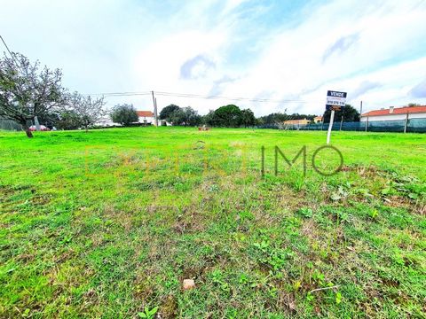 Urban Land, with 700 m2, gross construction capacity of a single-family house up to 300 m2, on 2 floors + basement (if desired), implantation 150 m2, gross dependent area 60 m2. Very quiet area, with excellent sun exposure. Located just 5 minutes fro...