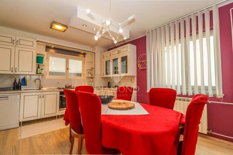 Location: Istarska županija, Pula, Centar. Istria, Pula This apartment is located in a great location, close to all amenities needed for living. It is located in a quiet neighborhood, in a dead-end street. The city center is only a 5-minute drive awa...