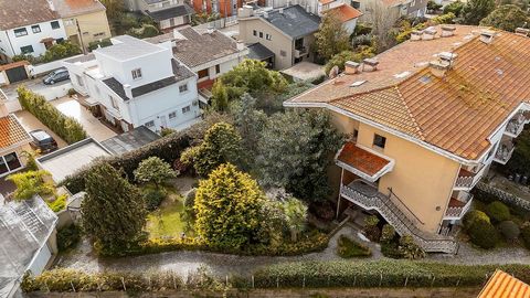 Maison avec jardin, balcons et garage, au Cristo Rei Villa de 3 étages avec 330m2 de surface brute de construction, sur un terrain de 724m2. Avec un fantastique jardin romantique, un garage fermé, un grenier et 3 façades et des détails de constructio...