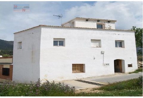 Vrijstaand vrijstaand huis van 96 m² te renoveren te koop in de gemeente El Montmell, Tarragona. Het huis is verdeeld over drie verdiepingen. Het heeft een woon-eetkamer, twee slaapkamers, een aparte keuken, twee badkamers, een hal en een terras op d...