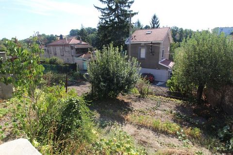 **À Vendre - Terrain de 254m² à Unieux, rue Joseph Dussauze** Opportunité rare sur la commune dUnieux ! Terrain de 254 m² issu dune division parcellaire, idéalement situé dans un quartier calme et résidentiel, à deux pas des écoles, commerces et serv...