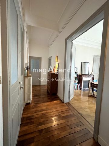 Benefit from an exclusive address in the city center, a few steps from Place du Ralliement, with this beautiful Haussmannian duplex. Do everything on foot and have the tram and all amenities on your doorstep. Located on the second floor of a 19th cen...