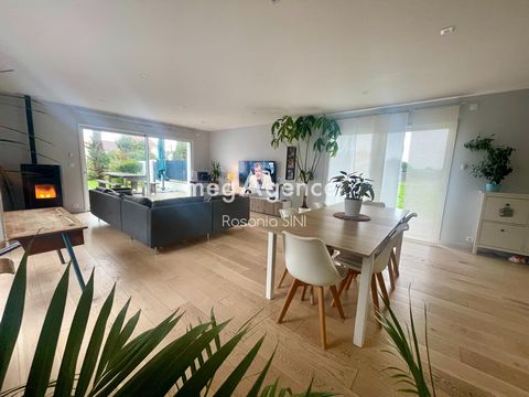 Rosania Sini et Yvan Tozzi vous proposent cette charmante maison d'environ 130 m2 située dans le quartier de la Roulière aux Sables d'Olonne, proche des commerces et commodités. Ce bien au calme, sur une parcelle de 573 m2 dispose d'une belle cuisine...