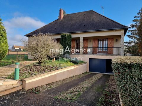 Located in the Villeneuve L'Archevêque area (89), this splendid residence from 1988 offers the perfect balance of elegance and functionality. From the entrance, you are welcomed by a tiled foyer with a practical closet, leading to a traditional, full...