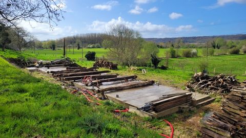 Prenez l'Autoroute A 13, sortie 27, puis direction Honfleur par l'estuaire, pour découvrir ce terrain de 4800m² bénéficiant d'une vue de rêve, car il surplombe la vallée de la Risle. Le permis de construire en vue de la réhabilitation d'une maison de...