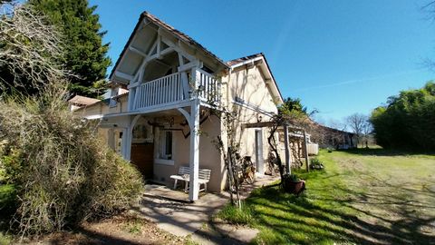 Au coeur de ses 4 hectares de terrain, cet ensemble du 19e de type Corps de ferme en U en pierre profite d'une belle situation à 15 minutes de Périgueux. Cette propriété se destine à plusieurs projets grâce à son terrain herboré et plat ainsi qu'en e...