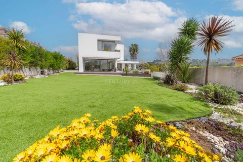 Magnifique villa avec piscine et une vue imprenable sur la mer et le fleuve Tage ! Un refuge exclusif aux portes de Lisbonne. Cette impressionnante villa indépendante est située sur un terrain spacieux de 900m2, offrant une vue à couper le souffle su...