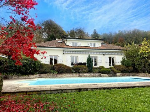 Discover this superb house set in idyllic surroundings in Fessy, ideal for a large family looking for peace and comfort. Nestling in the heart of a beautifully landscaped garden, you will be seduced by the variety of fruit trees and other species tha...