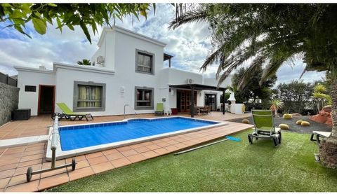 This detached villa, set on two floors, is situated in a quiet community in the Faro Park area just a hundred meters away from the sea promenade. The villa enjoys superb views to the Atlantic ocean and the neighboring islands of Fuerteventura and Isl...