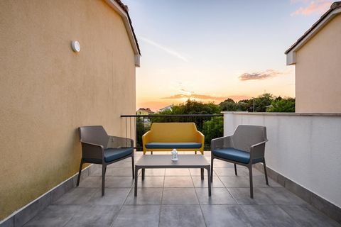 La villa à Rojci possède 2 chambre(s) et Capacité pour 6 personnes. Logement de 110 m² moderne, avec vue sur le jardin et la piscine. La location se trouve à 10 m de la ville 