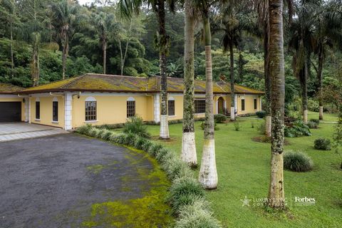 Located near the stunning Bosque del Niño Forest Reserve in Grecia, Quinta Samotracia offers a unique blend of classic luxury and lush natural surroundings. Spanning 3 hectares + 423 m², this quinta stands out for its spaciousness, privacy, and timel...