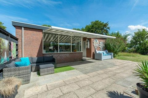 Bienvenue dans un bungalow indépendant moderne et confortablement meublé offrant une jolie vue sur les champs de bulbes. Cette charmante maison de vacances pour 4 personnes dispose d'un grand jardin entièrement clôturé qui offre beaucoup d'intimité, ...