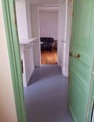 Calm & confortable studio (T1 bis) recently refurbished ideally located with all commodities 6th floor with stairs on the main haussmanien building, double glass windows entry with kitchen & furnishings, access to a private bathroom with shower & ind...