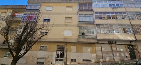 Appartamento con 2 camere da letto al 2 ° piano di un edificio senza ascensore. Si trova al numero 3 di Rua República Popular de Moçambique, a soli 300 metri dal Negozio del Cittadino Cacém e a soli 500 metri dalla stazione ferroviaria di Cacém. Disp...