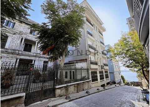 El apartamento en venta se encuentra en Beyoglu. Beyoglu es un distrito situado en el lado europeo de Estambul. Es conocida por su arquitectura histórica, su animada vida nocturna y su diversa escena cultural. La zona incluye barrios como Taksim, Gál...