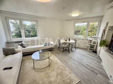 Denna väldesignade 3-rumslägenhet ligger på 2: a våningen i ett välskött hyreshus med totalt 8 bostäder i Essen-Frohnhausen. Boytan är 72 m² och är uppdelad i 3 rum, varav 2 är sovrum och 1 badrum. Lägenheten (lägenhet, byggd 1956) övertygar med mång...