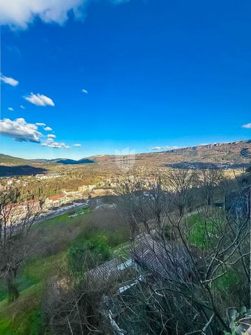 Location: Istarska županija, Buzet, Buzet. Istrien, Buzet Geschäftslokal zum Verkauf in der Altstadt von Buzet. Die Büroräume mit einer Gesamtfläche von 95m2 befinden sich im Erdgeschoss des Gebäudes und bestehen aus einem großen Raum, drei großen Rä...