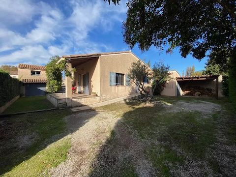 Alpilles Sud: Close to the village center and various amenities, come and discover this easy-to-live-in single-storey house of approximately 105 m2 offering a bright living room with its fireplace/insert, double glazing throughout, a beautiful modern...