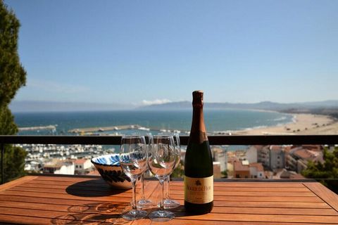 Catarina Uno est un appartement magnifiquement rénové situé dans le village de L'Estartit. Le joyau de cet endroit est, sans aucun doute, sa vue magnifique depuis la terrasse spacieuse de la mer Méditerranée, les îles Medes et le port. En moins de 5 ...