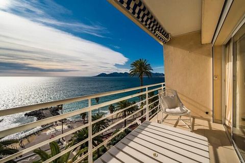 Ce superbe studio profite d'une incroyable vue sur la mer et l'Esterel. Array Vous serez idéalement situés dans le centre-ville de Cannes, à 7 minutes à pied du Palais des Festivals et de la Croisette. La plage est à 1 minute à pied et vous serez pro...