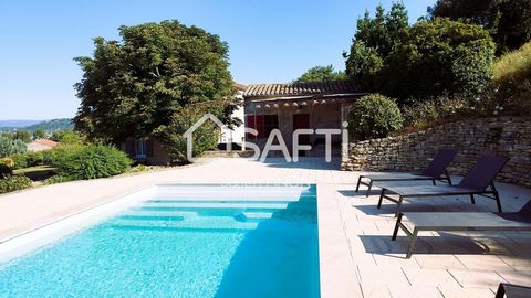 Beautiful traditional house on the heights of the town of Apt, in a dominant position and less than 5 minutes from the town center. The garden level features a renovated 55 m² studio apartment and a 65 m² garage with double entrance. The second floor...