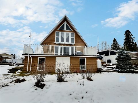 Découvrez cette chaleureuse propriété en bordure du lac Kenogami, bien entretenue et pleine de charme. L'extérieur rustique se fond dans le paysage avec une vue imprenable sur le lac. De grandes fenêtres maximisent cette vue, et la toiture récemment ...