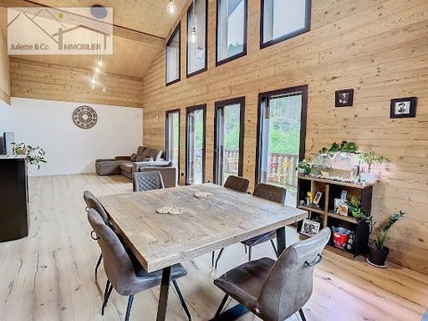 Chalet construit en 2022 de 150 m² comprenant une entrée, un spacieux séjour cathedrale avec cuisine ouverte donnant sur une terrasse avec une vue fantastique sans vis a vis, une chambre, un toilette. Une mezzanine. Possibilité d'agrandir la mezzanin...