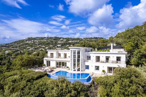 Exclusivité. Idéalement située au cœur du quartier le plus prisé de La Californie, en position dominante, cette superbe propriété de style Art Déco offre un panorama à couper le souffle sur la Baie de Cannes et le massif de l’Estérel. Nichée dans un ...