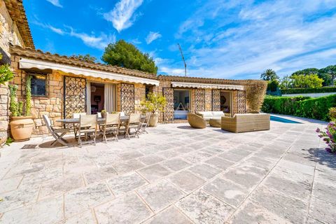 Villa Provençale située sur le très prisé versant Ouest du Cap d'Antibes, bénéficiant d'une magnifique vue Mer et ses iles de Lérins. Superficie d'environ 420 m2 sur un terrain de 1936 m2. Composée de 5 chambres et 5 salles de bains/douches. Au rez d...