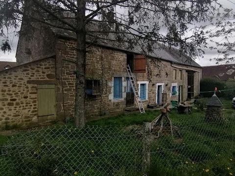 Amoureux de la pierre, cette FERMETTE à restaurer se situe dans un bourg proche de Carrouges. Beau potentiel pour une surface habitable possible de 125 m2. Elle comprend une cuisine, une chambre, un wc et une salle d'eau , un grand séjour salon de 30...