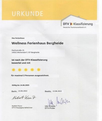 ... Das 5 * FH Wellness Oase ist ein wundervoller Ort direkt am Wald, mit privater Wellness-Oase, Sauna und Qutdoor Whirlpool im Garten, vollständig eingezäunt. 12 km vor Potsdam & 30 km vor Berlin. Es bietet eine luxuriöse Ausstattung mit offener Lu...