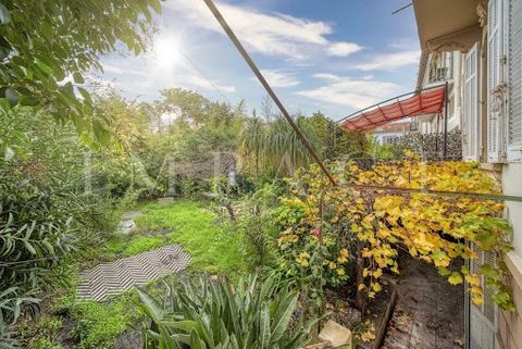 Au coeur du quartier Montfleury, à 400 mètres de la célèbre banane, des plages et du palais des festivales, venez découvrir cet appartement unique. Vous disposerez, de plain pied, d'un séjour, cuisine, 2 chambres, 1 salle de bains, en rez de jardin, ...