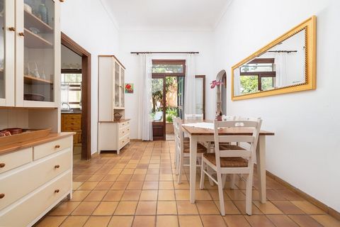 Cette charmante maison de ville de deux étages est parfaite pour profiter du plein air, avec un patio confortable avec des touches de verdure, idéal pour un petit-déjeuner paisible ou pour se détendre sur le canapé extérieur après une journée à la pl...