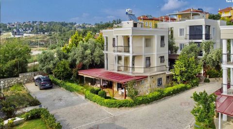 Kusadasi Sogucak Vrijstaande triplex villa 4+1 250 m2 afgesloten ruimte 442 m2 Perceel In een gated community Gemeenschappelijk zwembad Eigen parkeerplaats Zee Grote tuin 2 kleedkamers Grote berging en kelder Patio van 55 m2 Met aparte keuken in de p...