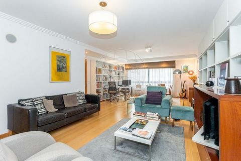 PREMIUM LOCATION / T3 / 2 SEATS. GARAGE / METRO Located in one of the most central areas of Lisbon, this 3 bedroom apartment offers a rare combination of comfort, functionality and build quality. Inserted in a recent and very well maintained building...