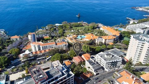 Can you imagine living or investing in one of the most noble areas of the city? I present this large house, with a total area of 740m², located in one of the most noble and valued areas of Funchal, ideal for a renovation project and conversion into h...
