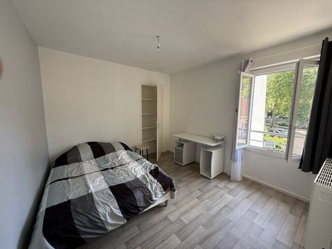 Ideaal gelegen in het historische centrum van Figeac, beschikt dit tweekamerappartement over een slaapkamer, een aparte, eenvoudige keuken en een woonkamer. Momenteel verhuurd voor  470 +  20 kosten. Kom snel langs.