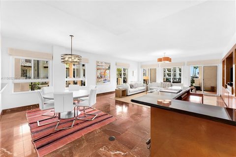 Deze hoekunit in Bayside Village biedt een adembenemend uitzicht op Biscayne Bay, Fisher Island Marina en de Atlantische Oceaan. De unit beschikt over 3BR/3+1BA & 2.744 vierkante voet leefruimte met 5 aparte terrassen. Ruime open eet- en woonkamerind...