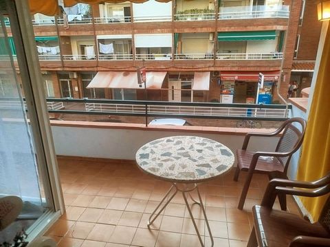 Découvrez votre nouvelle maison dans le charmant quartier de Fenals, Lloret de Mar ! Cet appartement lumineux de 63 m² construit est situé à seulement 300 mètres de la plage, idéal pour profiter du soleil et de la mer. Avec un salon qui s’ouvre sur u...