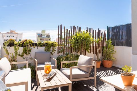Härlig etagelägenhet i Palma City Lägenhet med stor privat terrass I centrala Palma, nära både Placa de Toros och Plaza España, ligger denna underbara etagelägenhet. Här bor du med närhet till stadens alla bekvämligheter och har samtidigt enkel tillg...