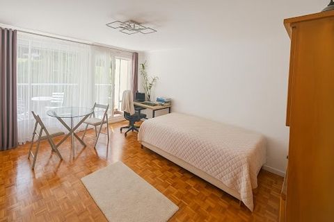 Situé au 3eme étage avec ascenseur d'une copropriété bien entretenue, cet appartement T1 bis de 33,5 m² bénéficie d'un environnement calme et verdoyant, au coeur d'un quartier résidentiel du 5eme arrondissement de Lyon. Proche des écoles, commerces e...