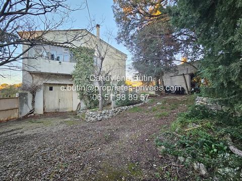 Hérault, exclusivité, maison à rénover ayant de beaux volumes. 2.beaux garages . Possibilité de créer double habitation ,la.parcelle fait 1570m2 Budget 239 000euros (honoraires a charge vendeurs) Cette maison vous propose un hall d entrée desservant ...