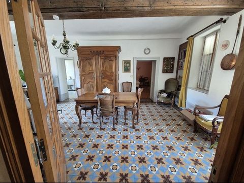Fiche N°Id-LGB176915 : Chagny, Maison ensemble immobilier d'environ 237 m2 comprenant 7 piece(s) dont 5 chambre(s) + Cour de 100 m2 - Vue : Ville - Construction 1897 - Equipements annexes : cour - garage - cave - chauffage : Gaz Chaudiere - Classe-En...